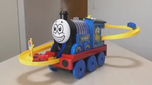 Для детей.  Паровозик Томас и его друзья! Играем паровозиками.