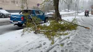 Снегом замело улицы и дворы, температура опустилась до 0 градусов. Настоящая зима вернулась в Москву