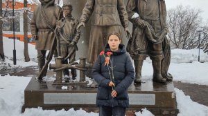 Стихотворение «Май. Россия. Цветёт весна», читает Чайникова Арсения