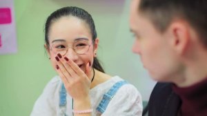 Популярные парни колледжа сражаются за бедную девушку