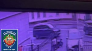 В Казани 17-летний курьер на электровелосипеде врезался в иномарку