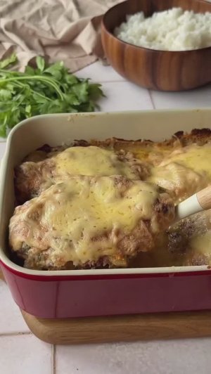 Куриная грудка в сливочном соусе с грибами.