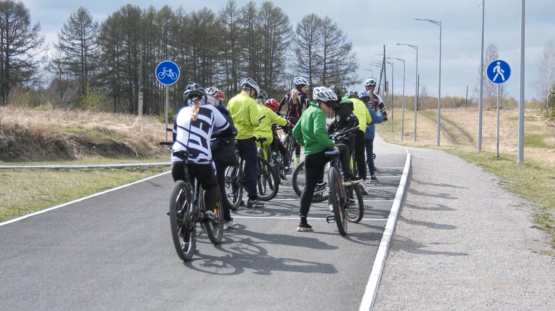 Прохожие мешают тренировкам на велодорожке
