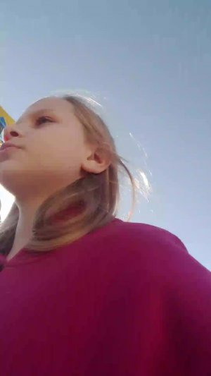 учу кататься на роликах 😄