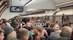 Аномальный снегопад вызвал наплыв пассажиров в транспорт Москвы.

В московском метро и на остановках