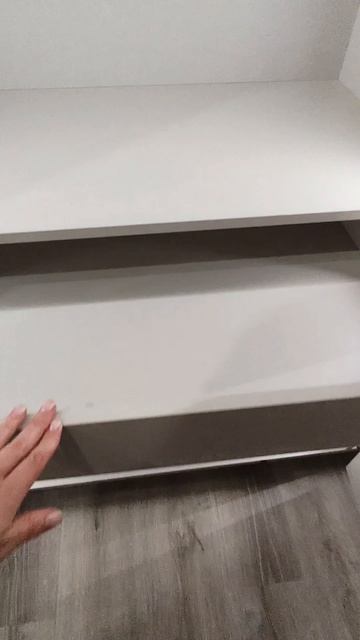 Шкаф в комнату с подсветкой, которая включается вместе с открыванием фасада
