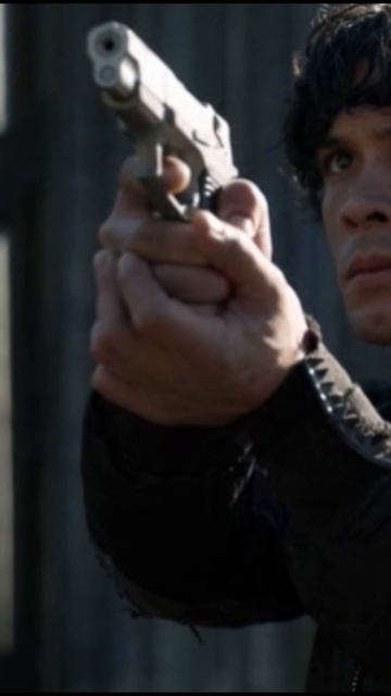 #Сотня #побег #фильм #сериал #похищение #заложник #боевик #машина #таран #кино #вооружен #захват