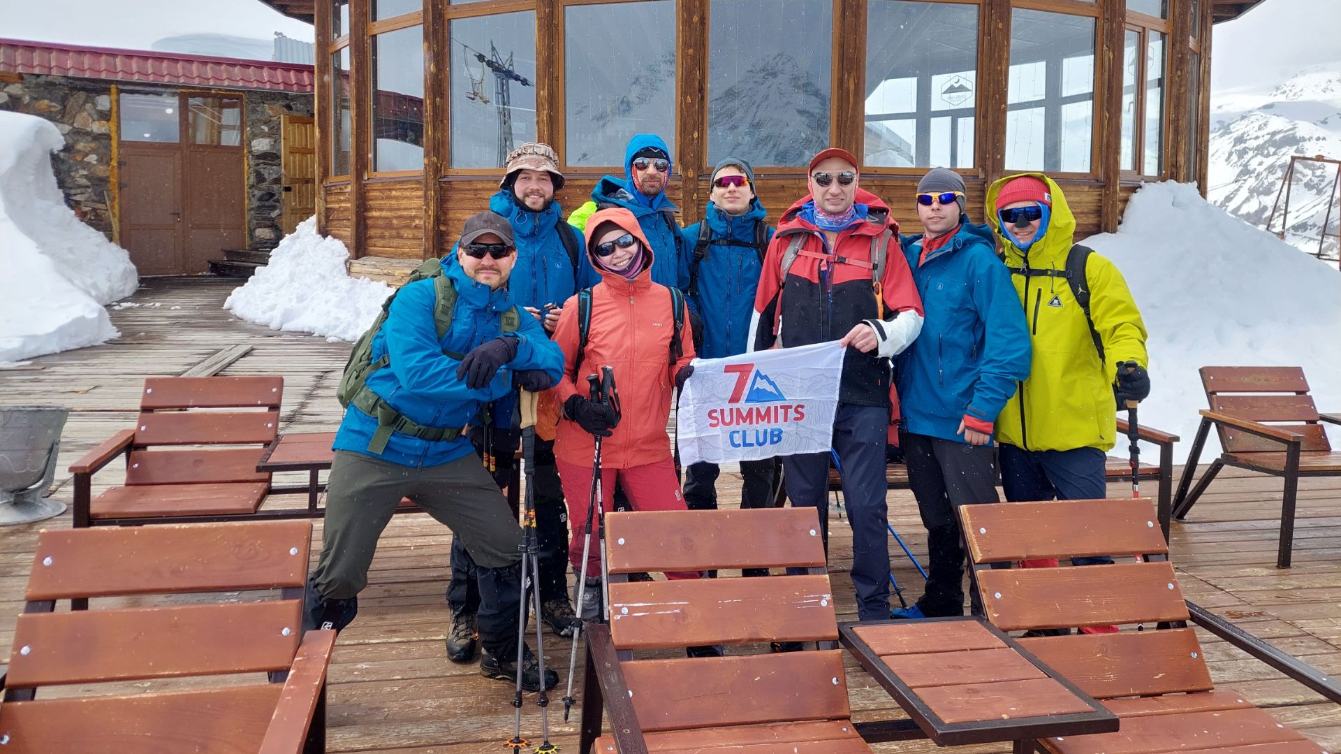 Открывать весенний Эльбрус начала группа Клуба 7 Вершин под названием «Первооткрывашки»