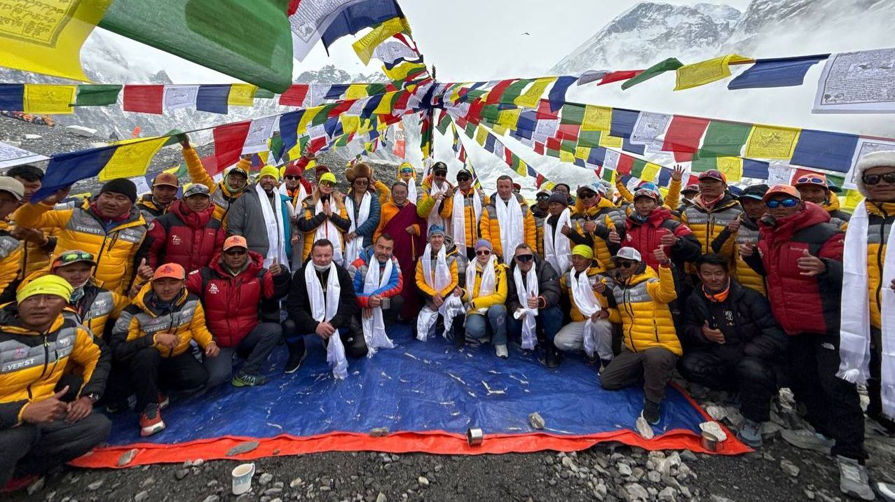 Церемония пуджи в базовом лагере Эвереста экспедиции Клуба 7 Вершин