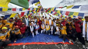 Церемония пуджи в базовом лагере Эвереста экспедиции Клуба 7 Вершин