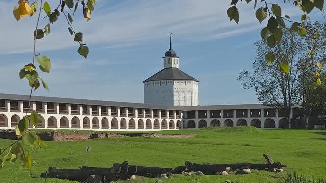 Кирилло-Белозерский. Исполин на Сиверском озере.  3-ий день круиза Москва-Валаам-Петербург.