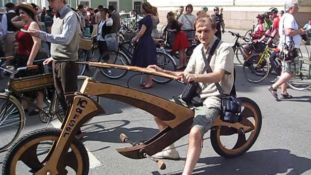 13 Рома "разрешил" мне снятся на его фоне с деревянном конем.