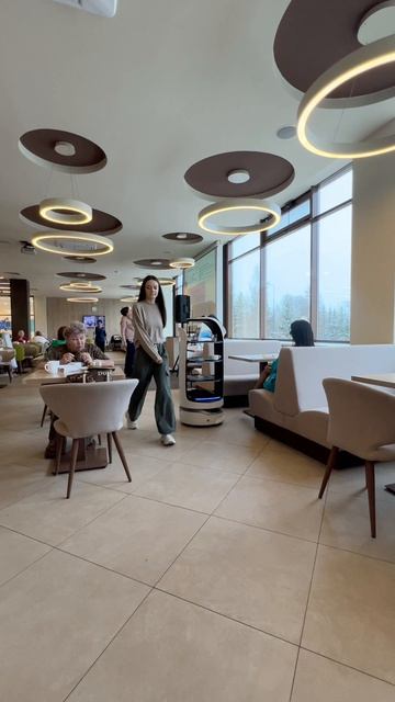 В ресторане «АМАКС Новая Истра» в санатории есть роботы. Это очень забавно!😍