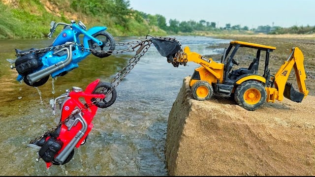 Новый велосипед Royal Enfield 350 Bullet Bike Royal Enfield 350, попавший в аварию на берегу реки,