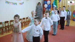 Счастливые воспитатели представляют своих золотых выпускников