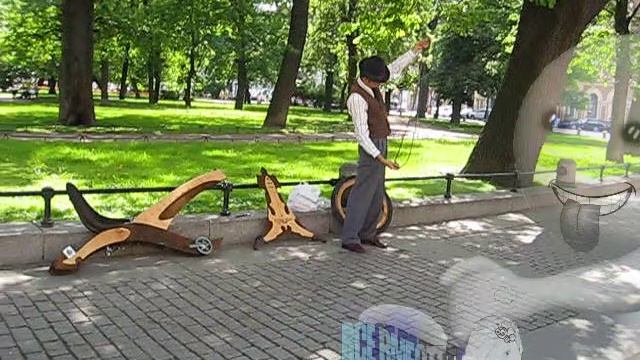 1 Рому привез в центр для представления своего велосипеда