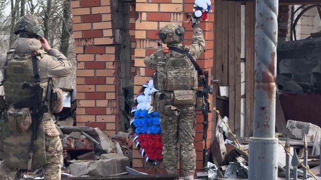 Возложение цветов и венков военнослужащими ГрВ Север в н.п. Погребки Курской области