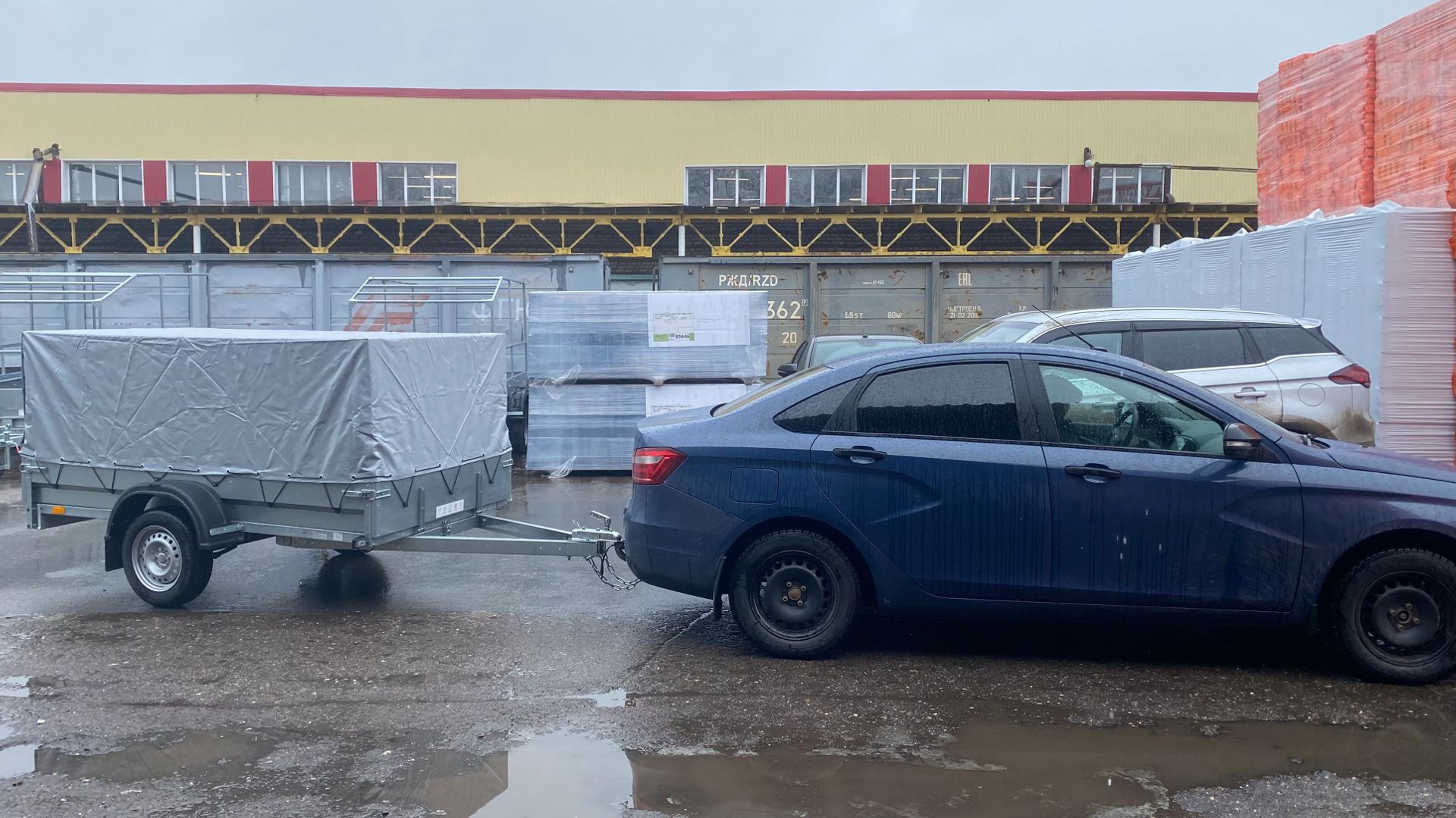 Отгрузка дачного прицепа ТОВАРИЩ 2,5м на 1,3м с метровым тентом в сцепке с Вестой! Трейлер-Чеб