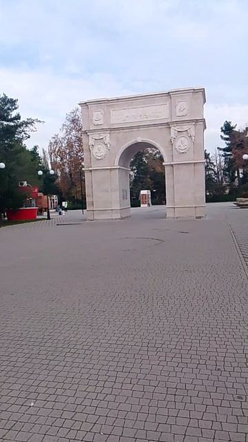 Триумфальная арка в Анапе, расположенная на Театральной площади.