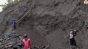 Строительство, обзор карьера, шахтёры собирают песок