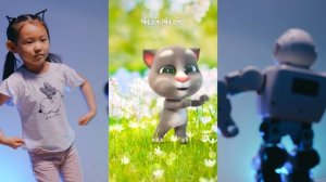 Talking Tom 2 и девочка повторяет движения за роботом