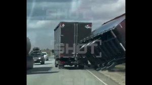На трассе М5 под Самарой ураганным ветром снесло грузовик с прицепом