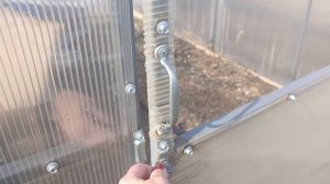 22 апреля. Помидоры первый раз переезжают в теплицу, но снег так и не расстаял 😳