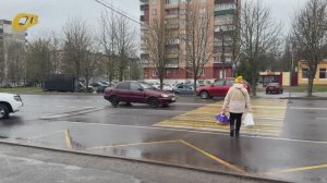 ЖИТЕЛИ ДОМА №22 ПО УЛ. ДИМИТРОВА ПОЖАЛОВАЛИСЬ НА НЕПОЛНОЕ ПЕРЕКРЫТИЕ «ЛЕЖАЧИМИ ПОЛИЦЕЙСКИМИ» ДОРОГИ