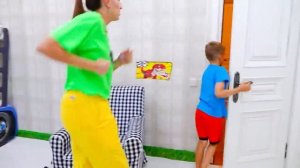 Влад и Никита играют в прятки с Крисом