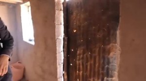 Борьба мужчины между двумя жёнами.