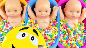 Мультики для детей. Маленькие куколки с яркими конфетками в ванночках. Смотреть мультики для малышей