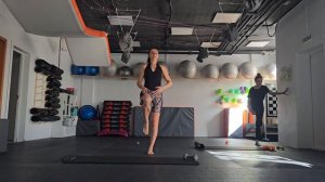 пилатес с гантелями и мячом