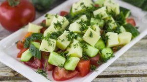 Салат с моцареллой, помидорами и огурцами! Простой и освежающий!