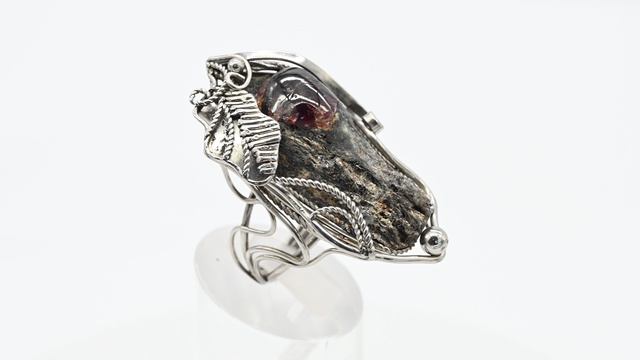 Кольцо с гранатом в метаморфическом сланце 25*44мм., размер-17,5 ни210107