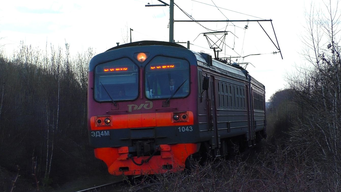 ЭД4М-1043/1044 сообщением Екатеринбург-Пасс. — Егоршино с приветливой бригадой