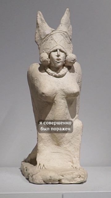 Скульптуры, картины, женщины на выставке 