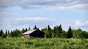 Заброшенный дом у таежной речки. Изба без окон. Поход по северной реке.