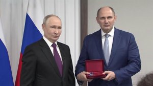 Президент вручил коллективу Федерации дзюдо Санкт-Петербурга орден Почета.