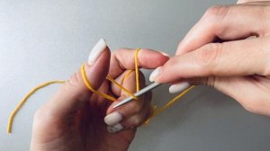 Показала сестре, как набирать петли на спицы. Теперь ее не остановить