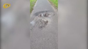 ЖИТЕЛИ УЛ. ОКТЯБРЬСКОЙ ПОЖАЛОВАЛИСЬ НА ПРОВАЛИВАЮЩИЙСЯ ЛЮК РЯДОМ С ДОМОМ №32