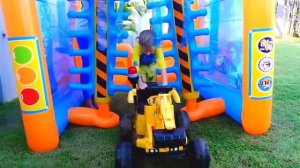 Влад и Никита   Весёлые истории с детскими машинками