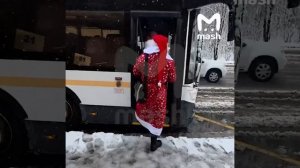 Мощный снегопад в Москве валит деревья. Мы нашли виновника снега в апреле - Дед Мороз