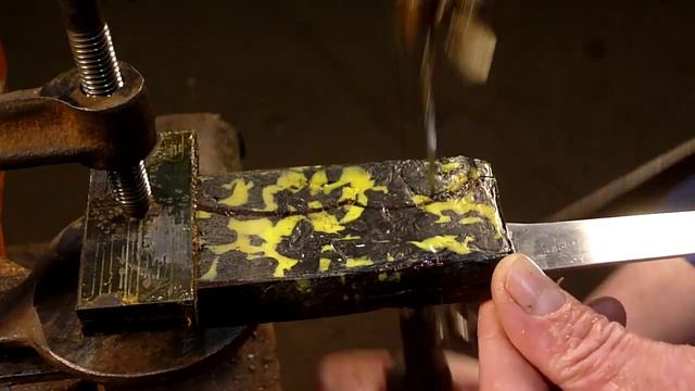 Изготовить рукоять из крышек для немецкого ножа.