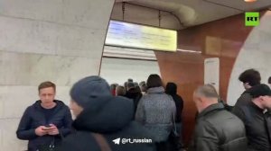 Такая сейчас обстановка в московском метро на фоне непогоды — водители, которые уже переобулись на л
