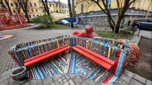Необычный яркий двор в центре Петербурга - мозаика, фонтаны и фантазийные скамейки