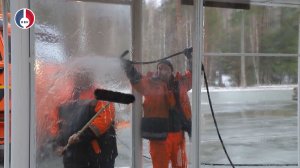 Дорожно-коммунальная служба приступила к мытью остановочных комплексов