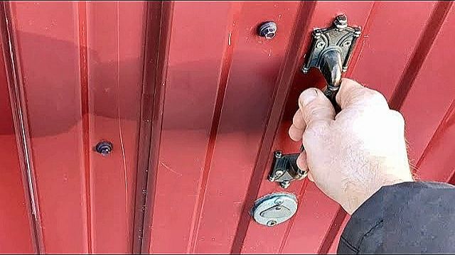 Хитрая система свой-чужой пускает без ключа. Открывание двери с секретом!