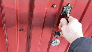 Хитрая система свой-чужой пускает без ключа. Открывание двери с секретом!