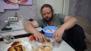 ВКУСНО КУШАЮ ОЛАДУШКИ ТЕ ЧТО ПРИГОТОВИЛА МОЯ ЗАБОТЛИВАЯ МАТУШКА