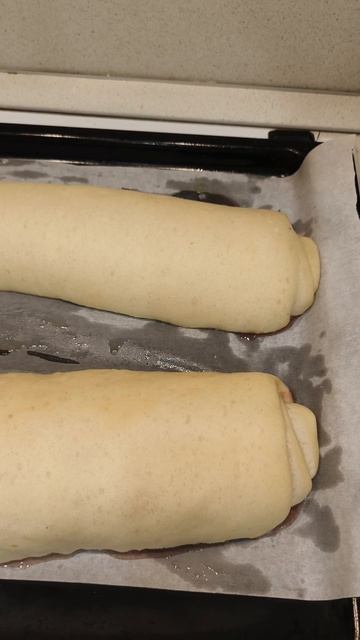 Рулет из сдобного теста от Спара с клубничным джемом